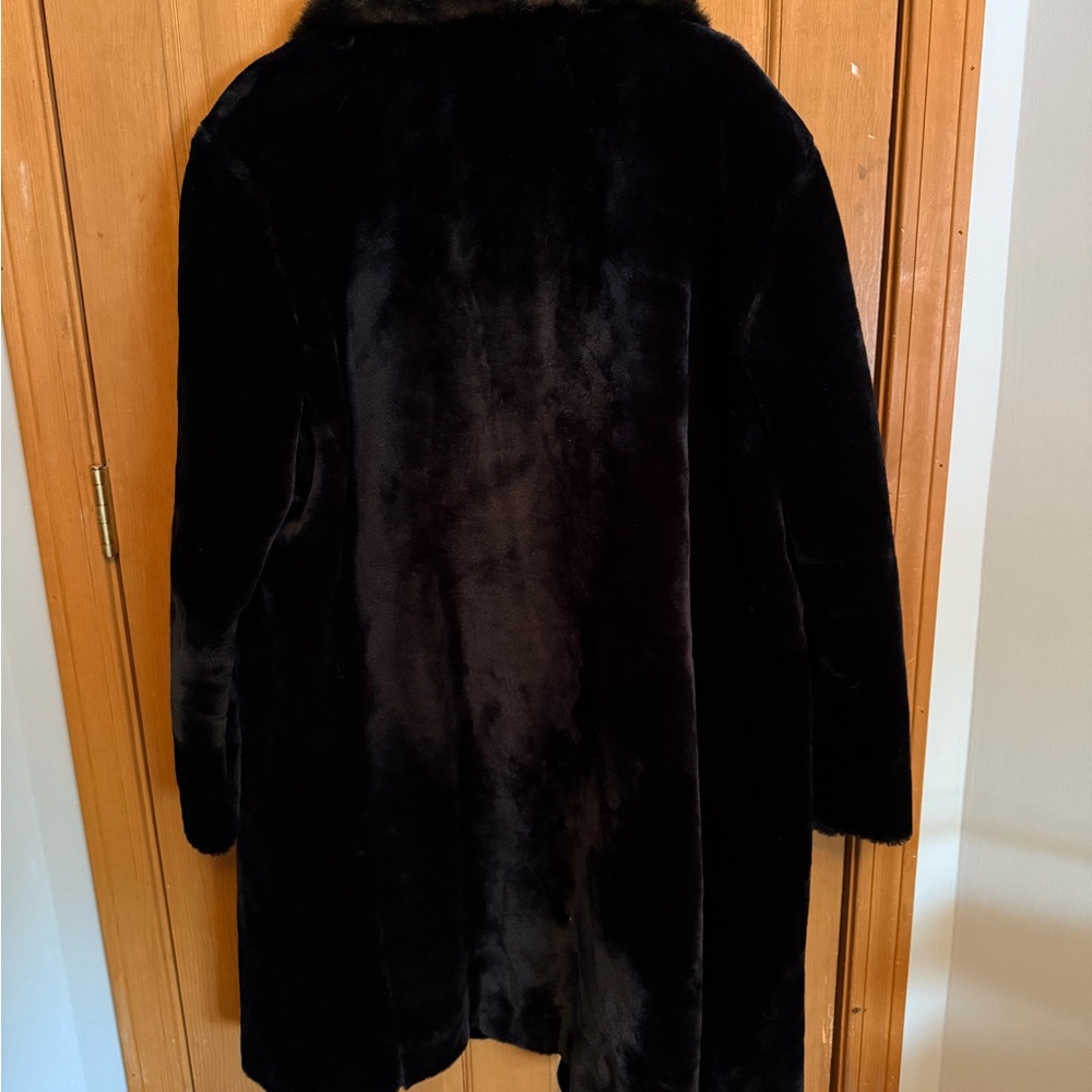 Luxurious Black Fur-Trimmed Trench Coat - Picture 3 of 8